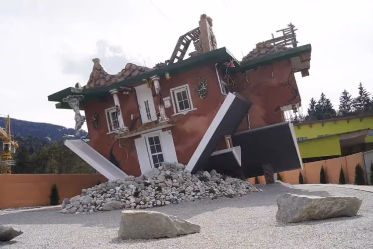 Ein auf dem Kopf stehendes Haus auf einem Steinhaufen – das faszinierende Upside-Down-Haus im Tirolland, eine lustige Indoor Aktivität in Tirol.