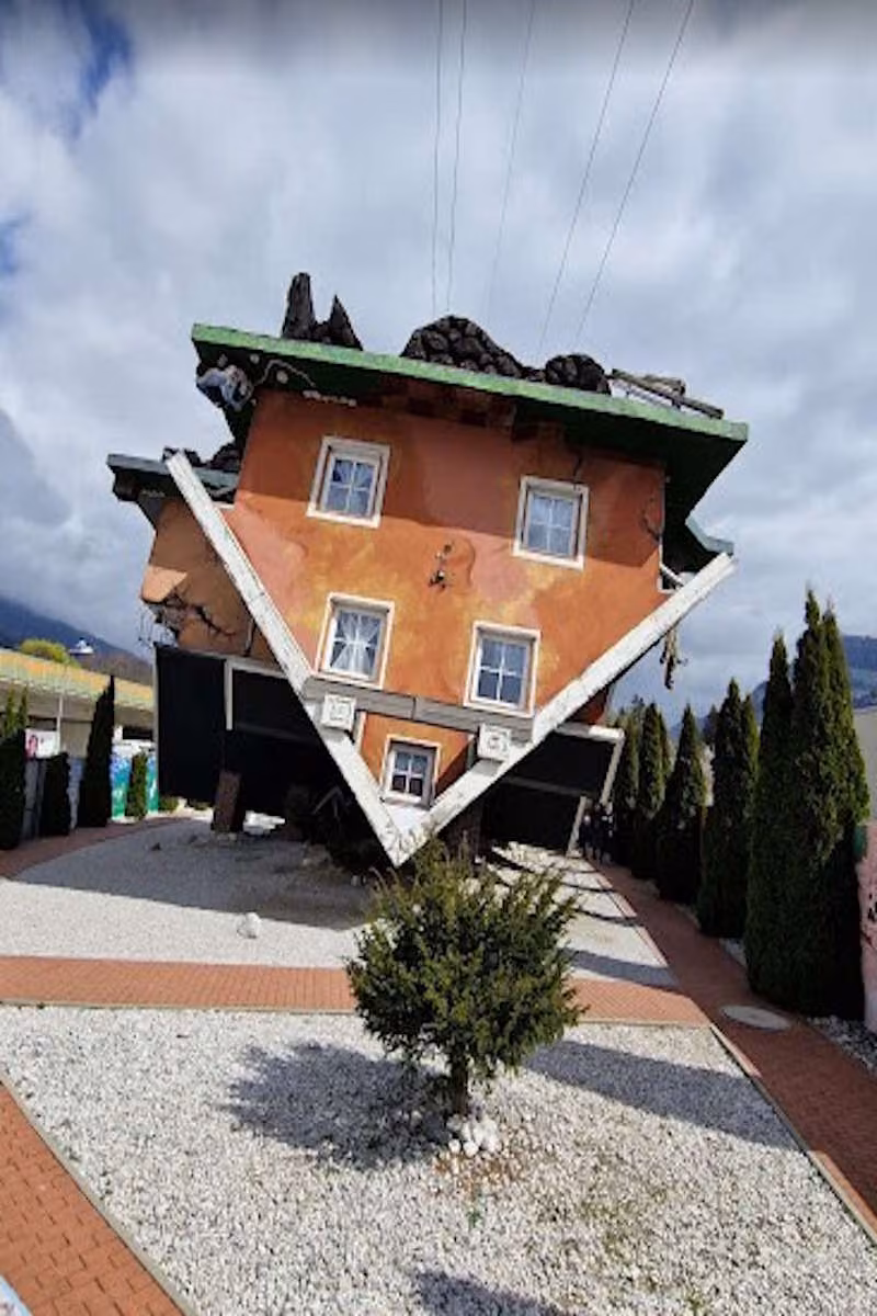 Ein auf dem Kopf stehendes Haus im Tirolland sorgt für eine spektakuläre optische Illusion – ein Muss beim Ausflug in Tirol.