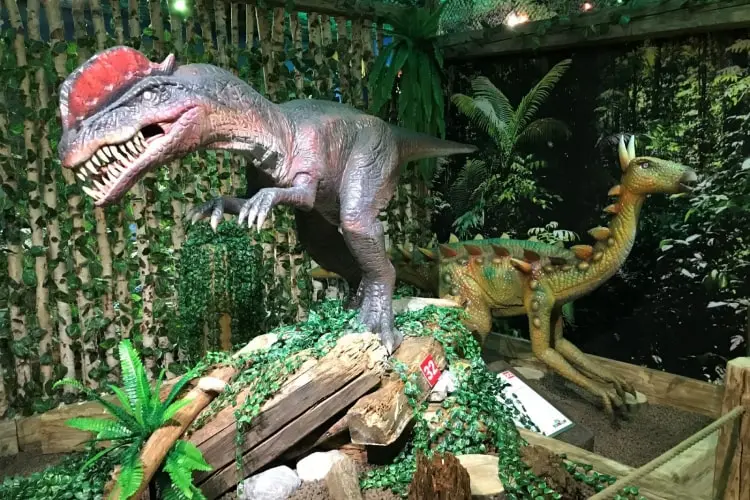 Zwei beeindruckende Dinosaurier-Modelle in einer detailreichen Dschungelkulisse – ein spannendes Erlebnis beim Ausflug in Tirol im Tirolland.