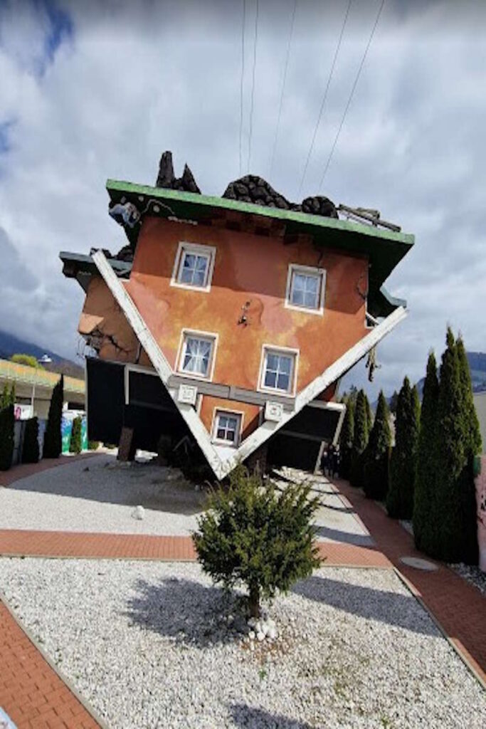 Ein auf dem Kopf stehendes Haus im Tirolland sorgt für eine spektakuläre optische Illusion – ein Muss beim Ausflug in Tirol.