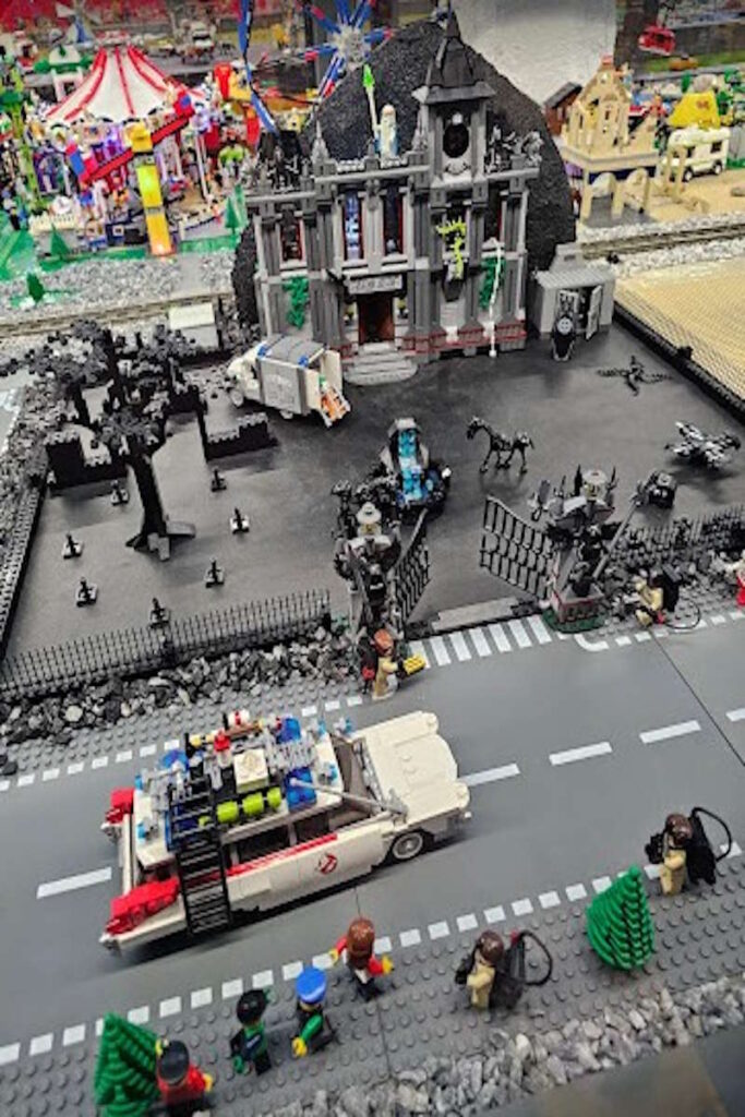 Eine beeindruckende LEGO-Szene mit Geisterjägern, Spukhäusern und faszinierenden Details im Tirolland – ein kreatives Highlight beim Ausflug in Tirol.